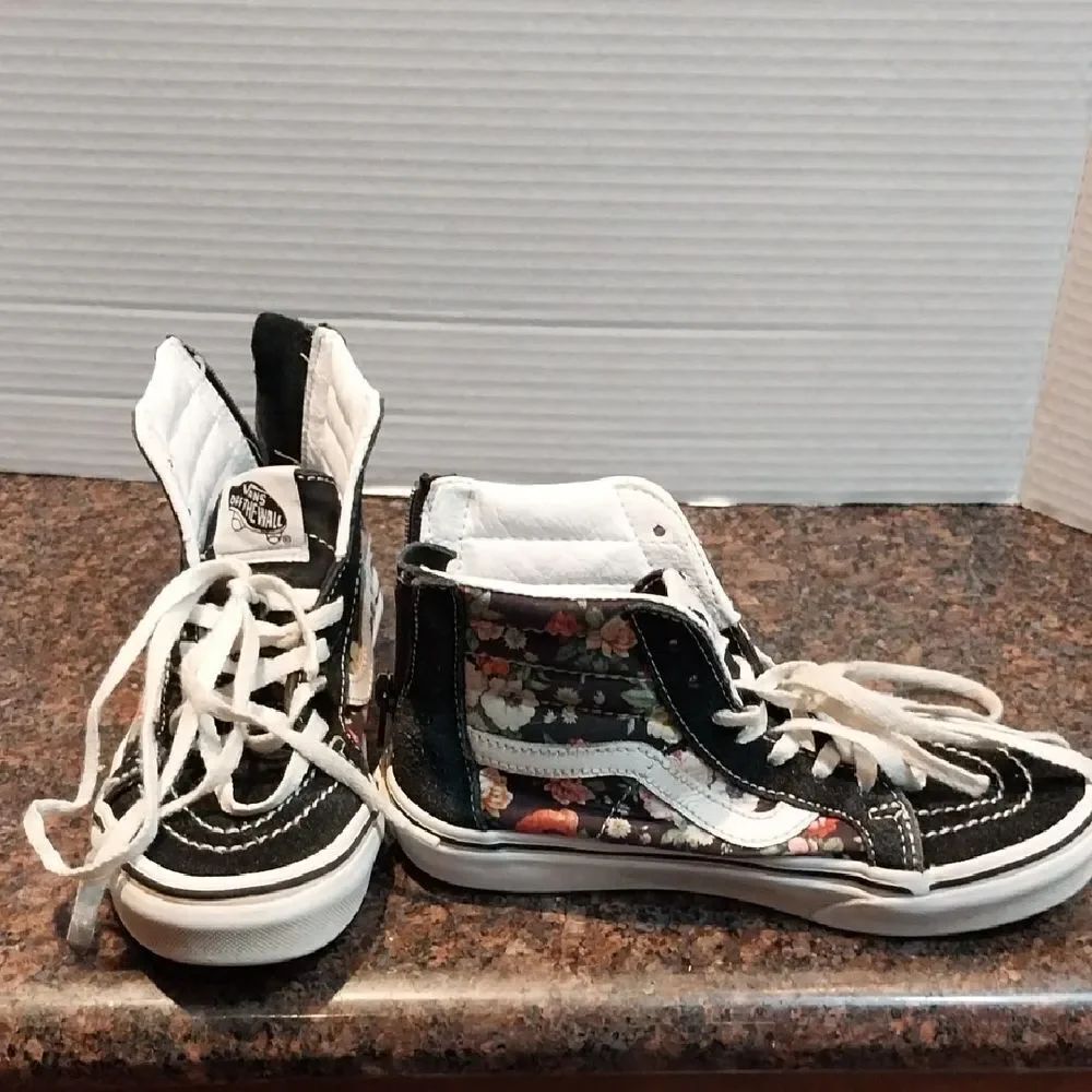 Vans Black and White Floral High-Tops....Size 1....almost Nee Condition.